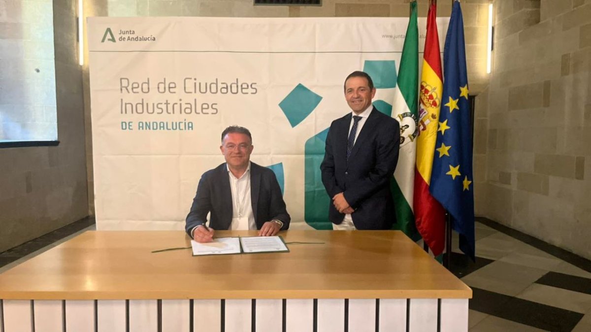 El alcalde de Berja firmando al adhesión a la red de ciudades industriales de Andalucía.