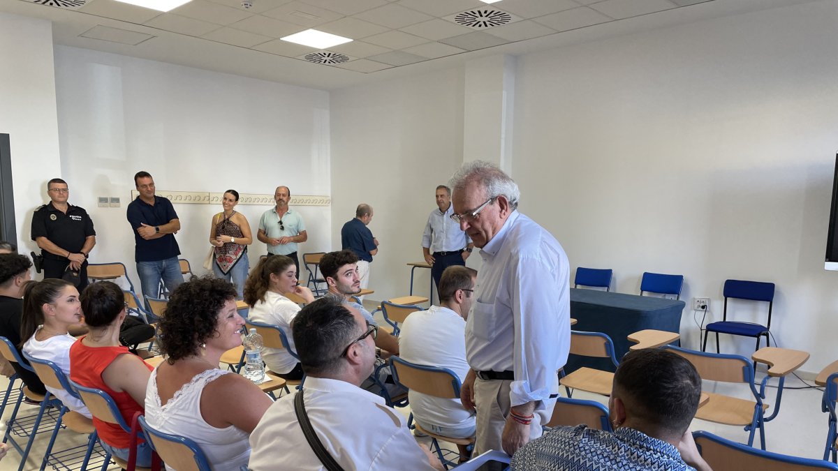 El alcalde de Vícar acompañando a los alumnos en el estreno del curso.