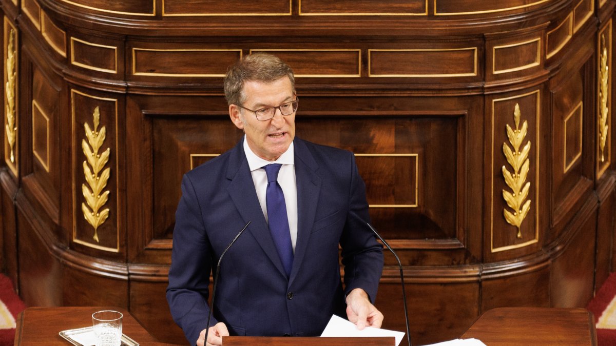 El líder del PP y candidato a la Presidencia del Gobierno, Alberto Núñez Feijóo, interviene durante la primera sesión del debate de investidura