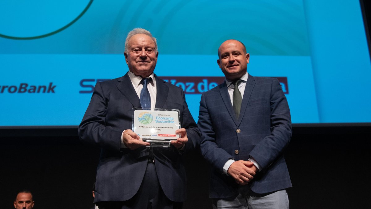 José Antonio Santorromán, fundador y director de Agrobio, recibe el prestigioso premio de manos de Antonio Martínez Rodríguez, senador.