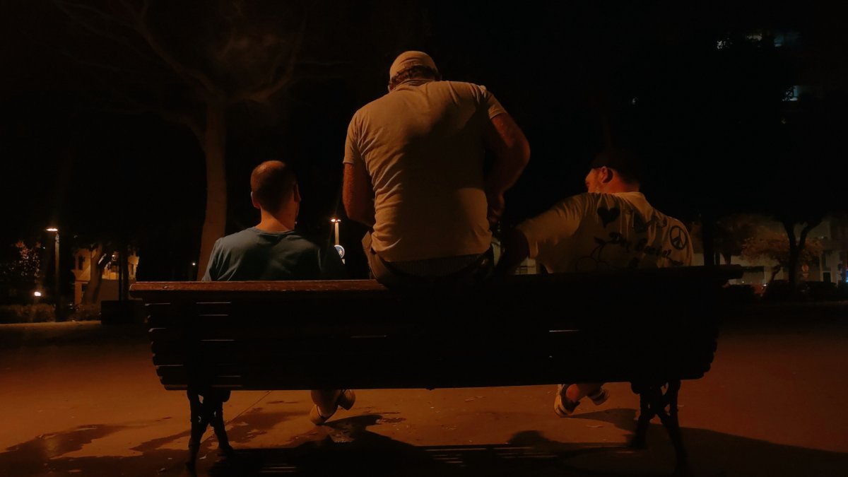 Lugares con poca luz, para pasar desapercibidos, son los elegidos por los jóvenes para hacer botellón.