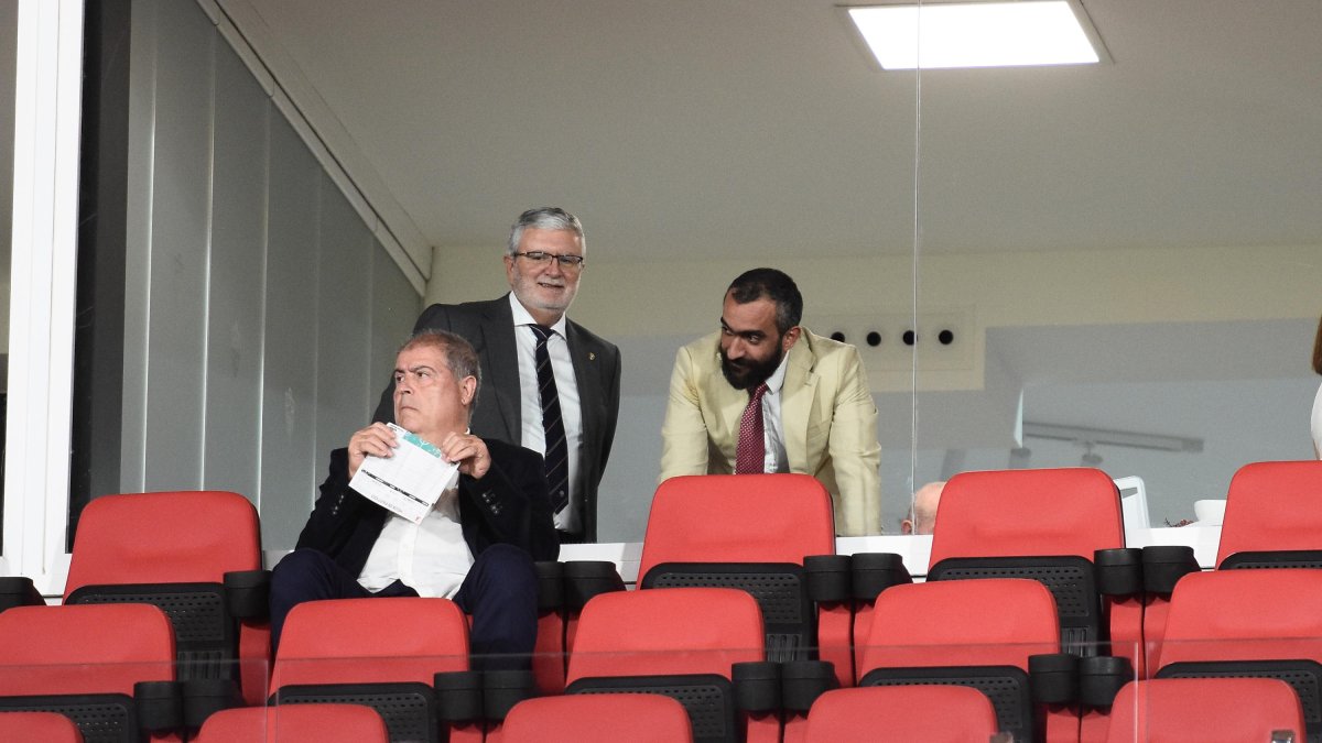 Cesado el entrenador ahora las miradas van al palco.