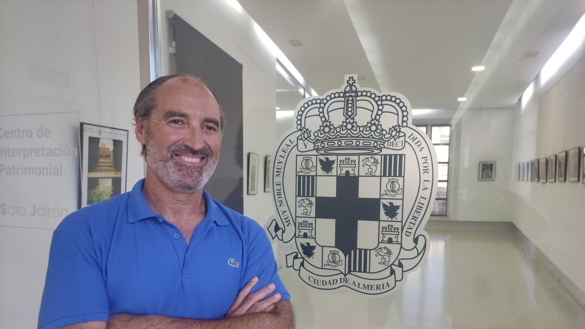 El concejal de Deportes posa para LA VOZ en el Ayuntamiento de Almería después de la entrevista con este periódico.
