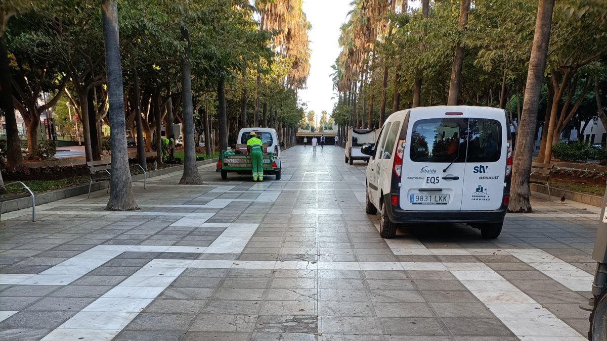 Baldosas rotas con presencia de vehículos en zona peatonal