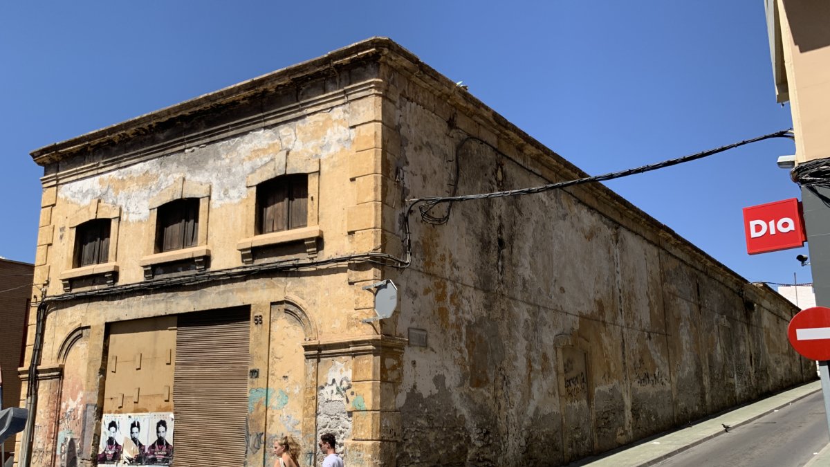 Fachada de los antiguos cines Katiuska