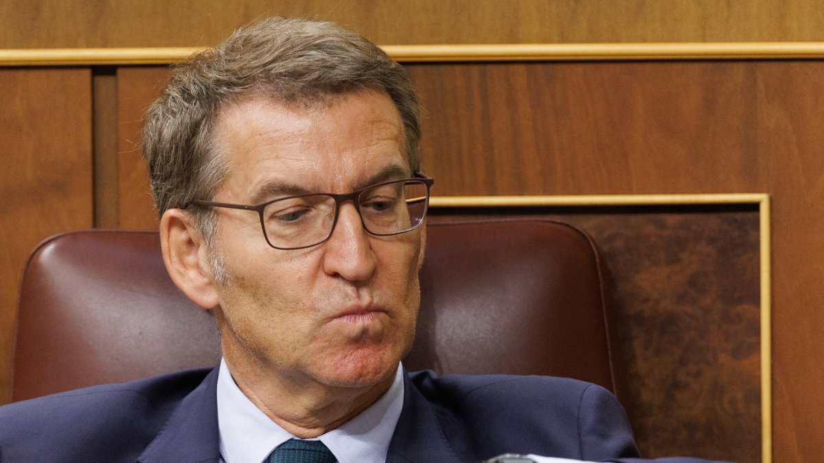 Alberto Núñez Feijóo, mirando la hora.