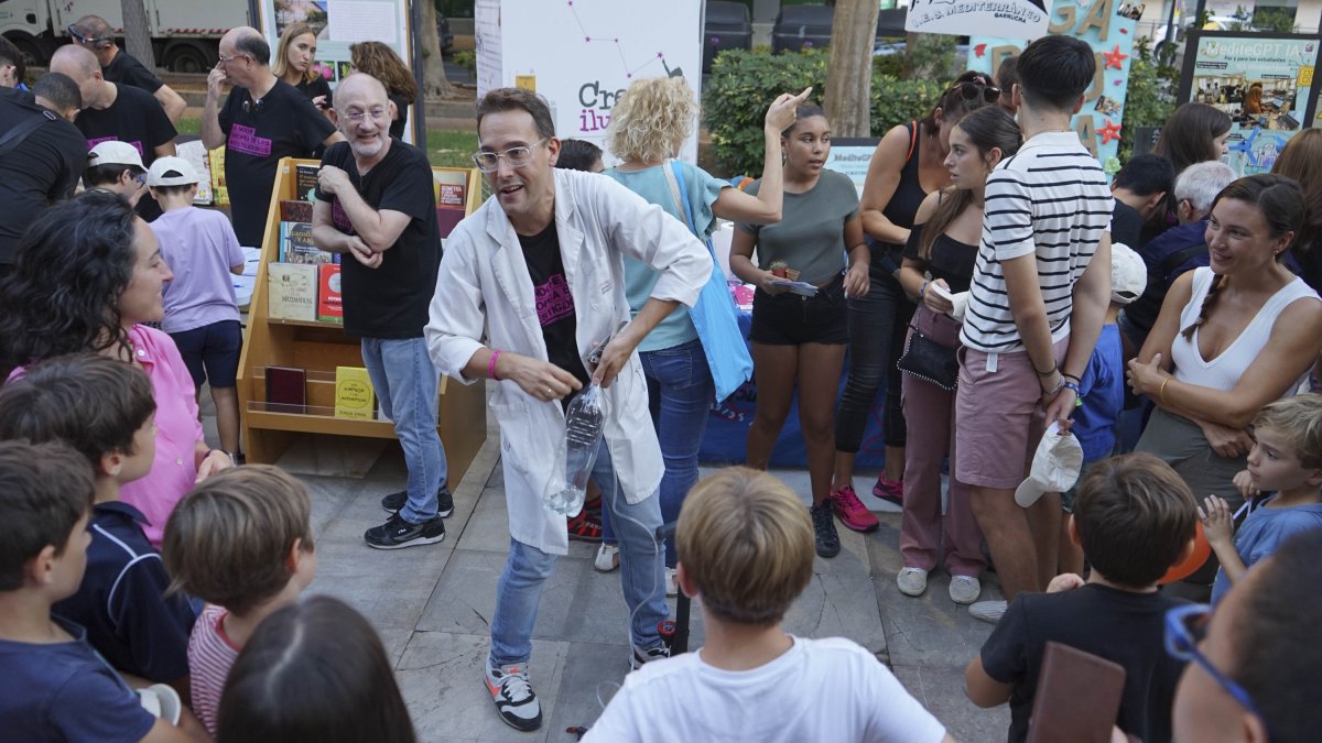 Divulgando ciencia de una forma divertida en plena Rambla de Almería. (FOTO: Bernardo Claros)