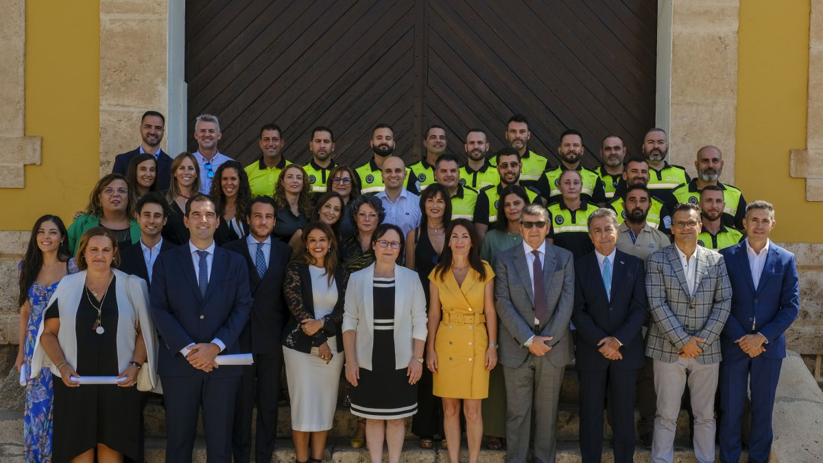 La presidenta y el comité de dirección de la APA con los empleados públicos que han tomado posesión.