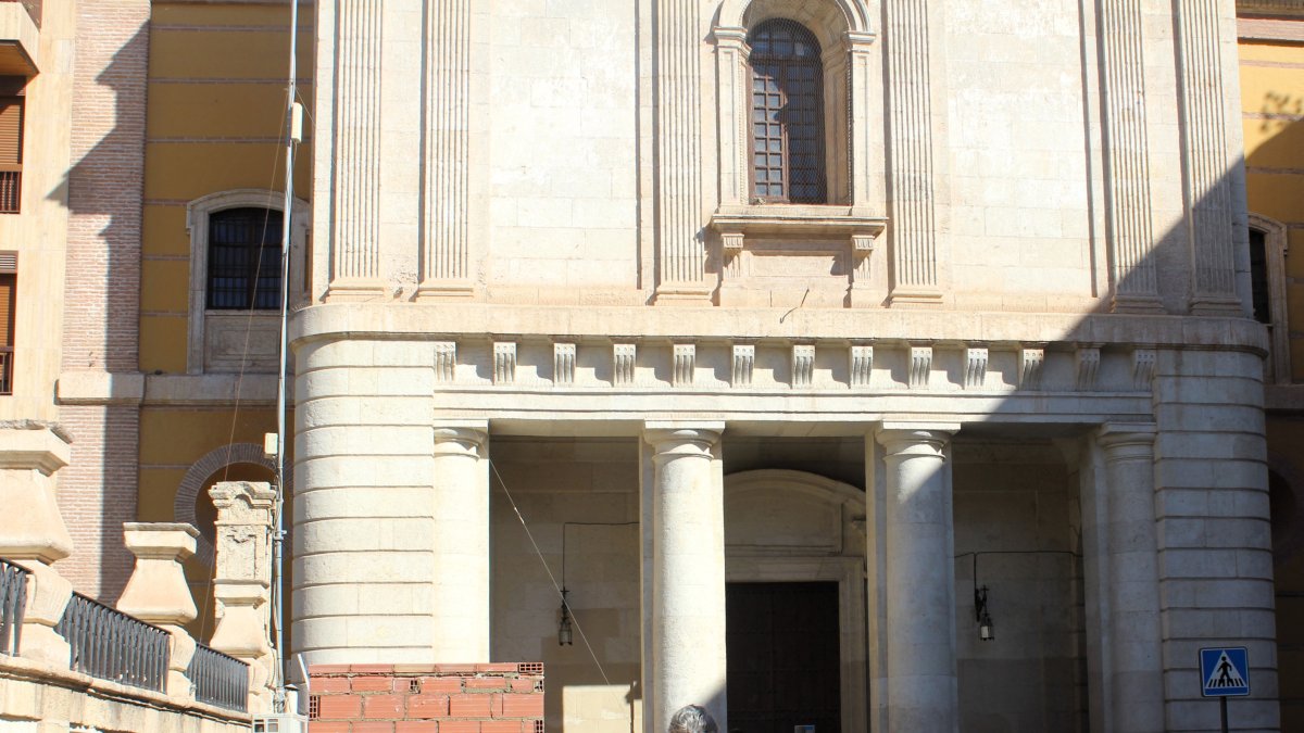 -Un muro de ladrillo de gran impacto visual frente a la fachada de San Pedro