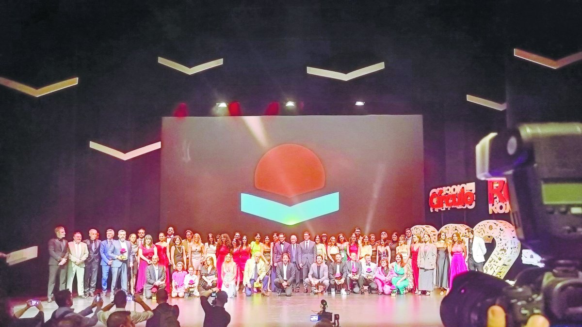 Foto de familia de todos los premiados, artistas invitados y organizadores.