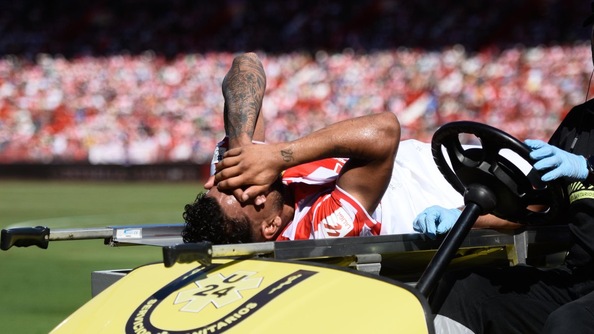 La imagen de Luis Suárez siendo retirado en camilla.