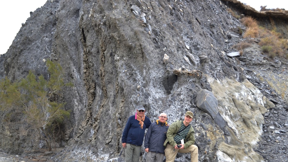 Parte del equipo investigador durante los trabajos de campo en la rambla de Lanújar.