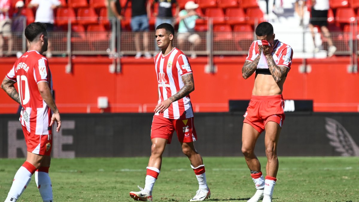 Embarba, Kaiky y Chumi, hundidos al final del partido del domingo ante el Granada en el Mediterráneo.