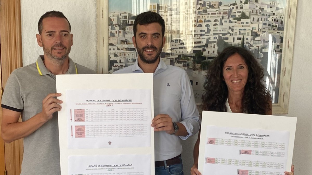 El alcalde junto a sus concejales ha presentado el refuerzo del transporte público en el municipio.
