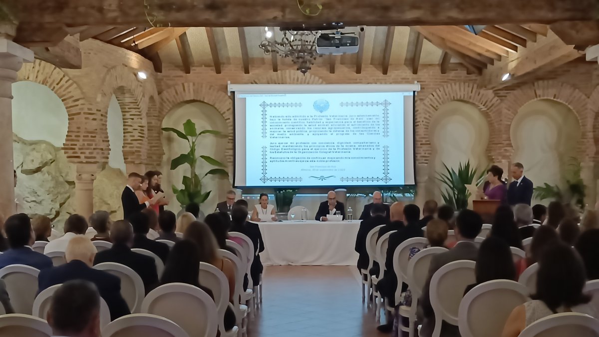 Los nuevos colegiados juraron su profesión ante la tutela de San Francisco de Asís, patrón de los veterinarios, y ante la presencia de sus nuevo
