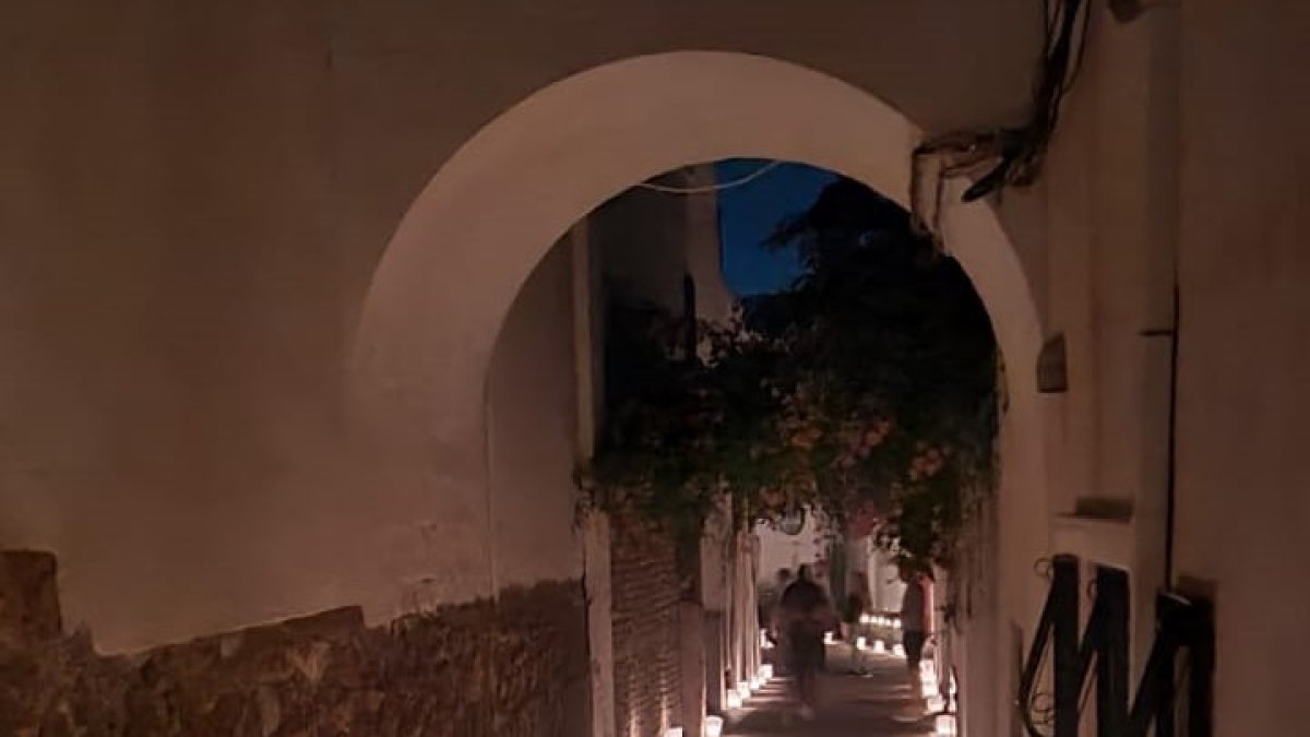 Una de las calles del casco histórico de Mojácar la \'Noche de las Velas\'.