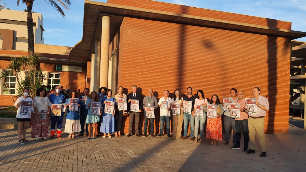 Concentración contra la agresión sufrida por la pediatra de Balerma.