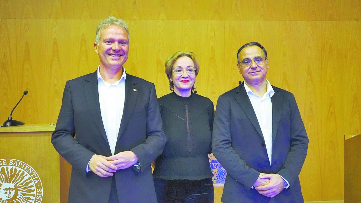 Diego Valera y José Céspedes junto a Antonia Sánchez Villanueva, moderadora del debate.