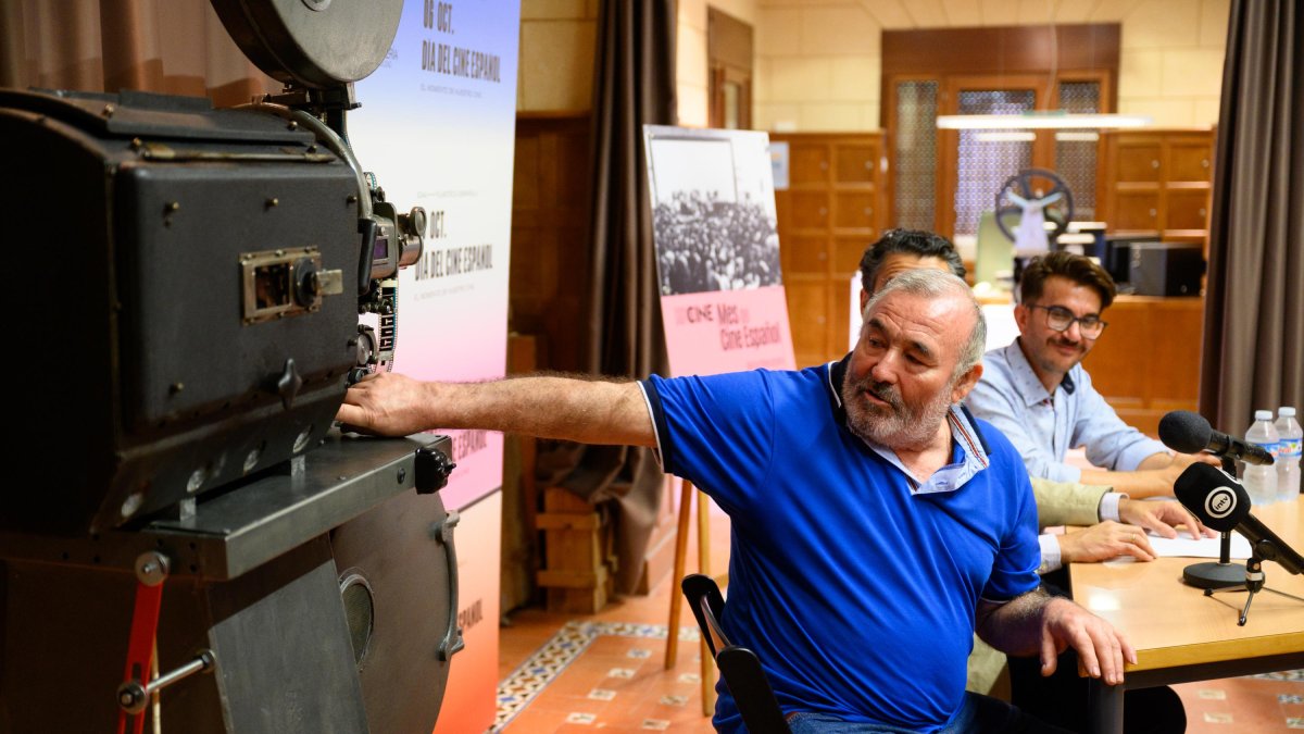 Pedro Alarcón, con la cámara que ha cedido a la Casa del Cine.