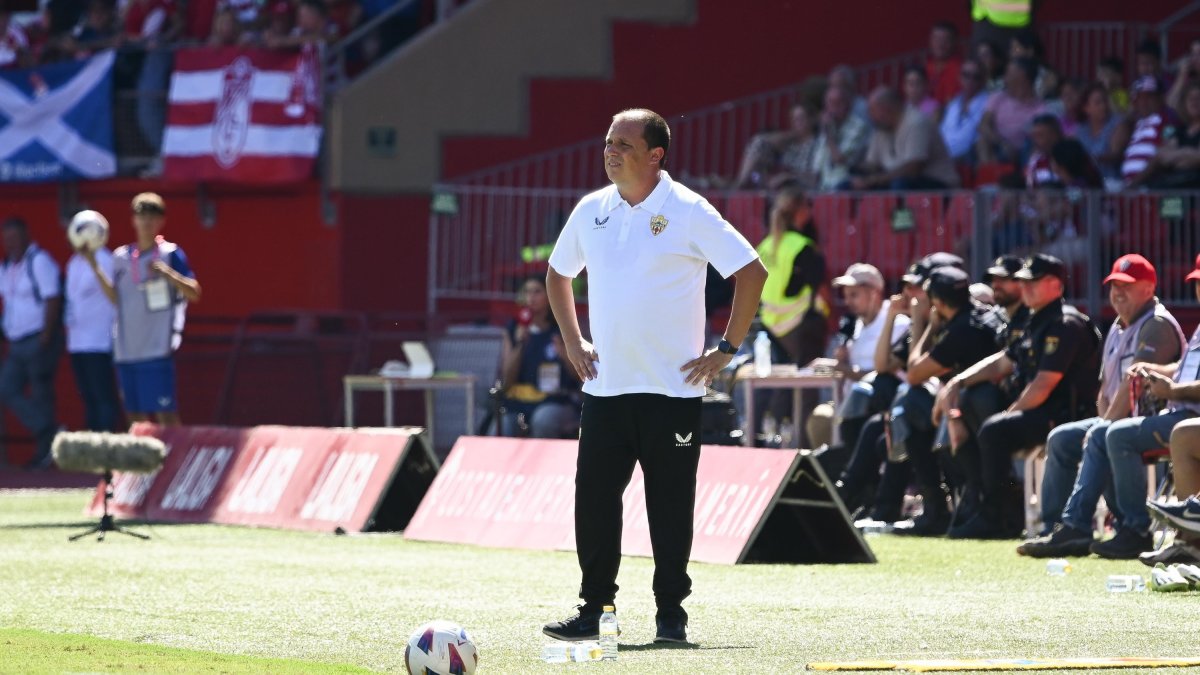 Lasarte en su estreno como entrenador en Primera División con el Almería.