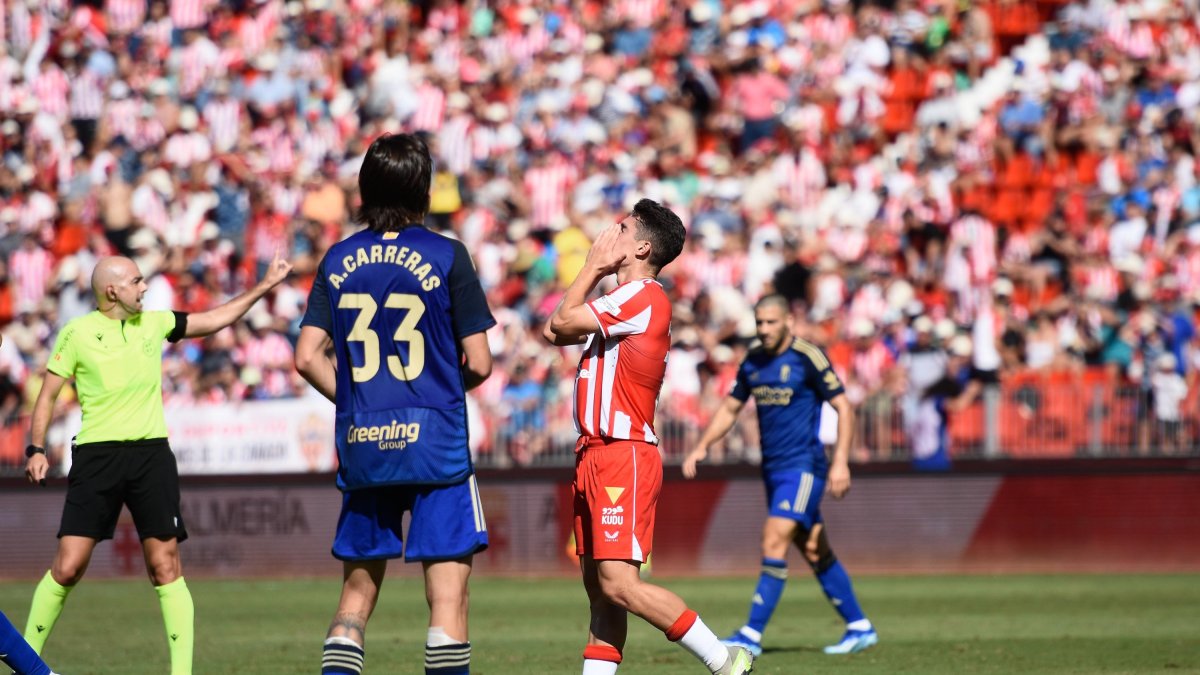 El Almería dejó escapar una ventaja de tres goles con el Granada y sigue sin vencer.