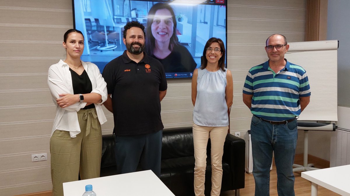 Foto de familia representando la unión entre Analytica Alimentaria y El Toyo Basket.