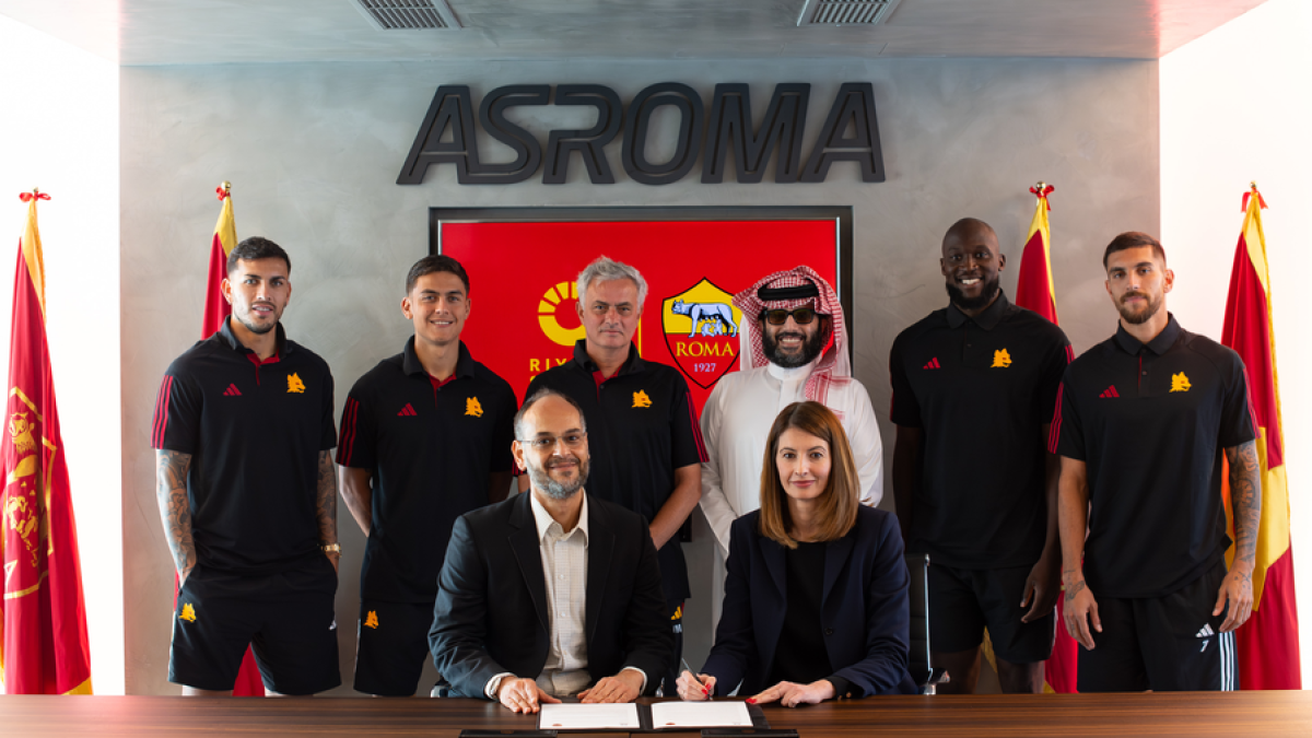 La foto de familia con Turki Al-Sheikh y José Mourinho. Arabia Saudí y la Roma se dan la mano.