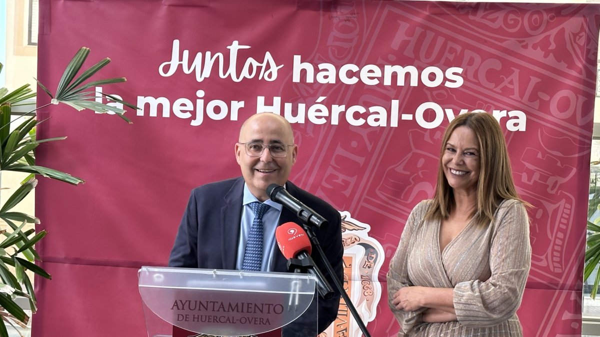 El alcalde de Huércal-Overa, Domingo Fernández, y la concejal de Cultura, Ana Martínez.