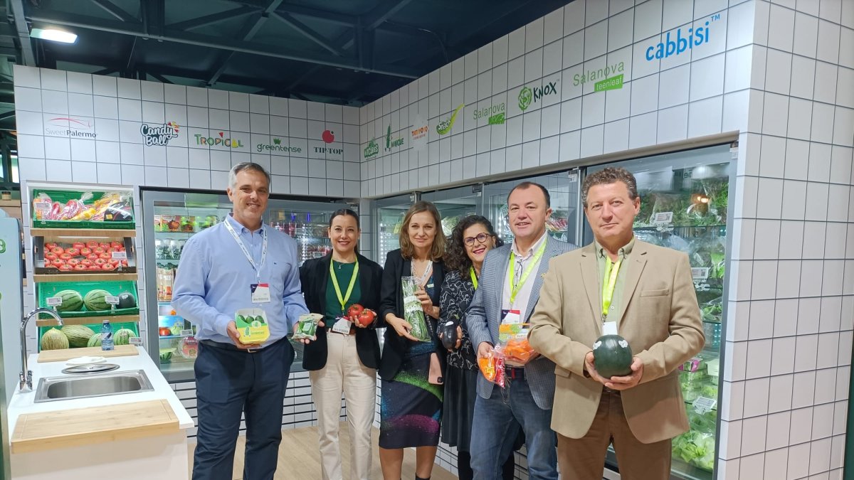 Miembros de Rijk Zwaan mostrando algunas de sus principales apuestas en Fruit Attraction.