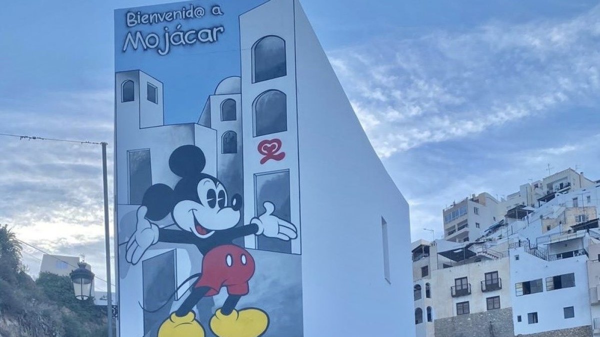 Mickey Mouse da la bienvenida en Mojácar.