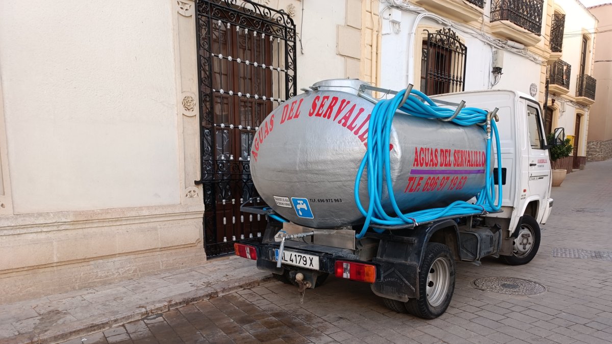 El camión cisterna que da agua potable a los vecinos de Terque.