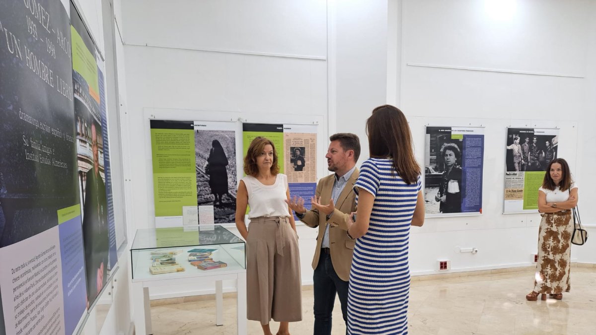 Inauguración de la exposición dedicada a Gómez Arcos.