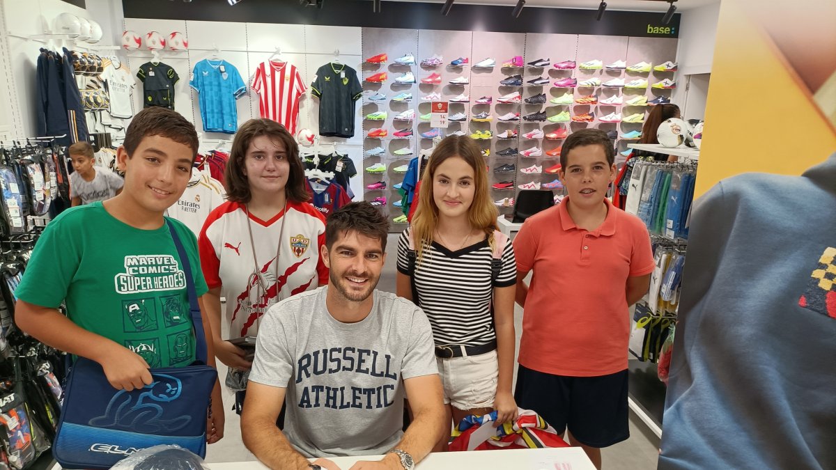 El futuro de la afición del Almería con el jugador rojiblanco.