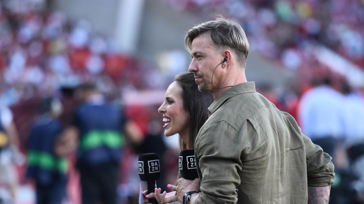 Guti y Sandra Díaz en el Almería-Real Madrid haciendo el partido para DAZN.