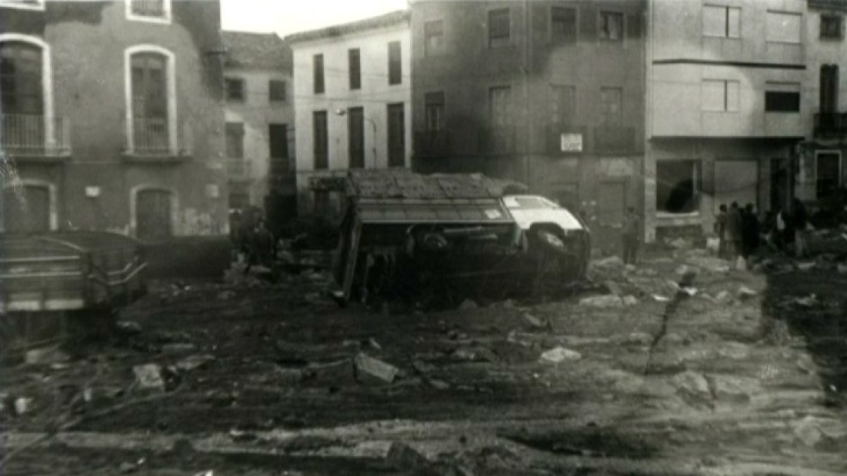 Una de las imágenes que dejó en la Plaza Mayor la catástrofe de 1973.