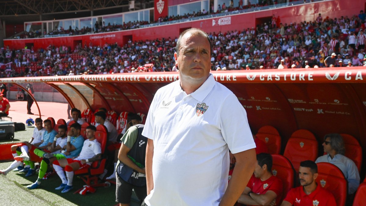Alberto Lasarte vivirá su segundo partido al frente del Almería y será en San Mamés.