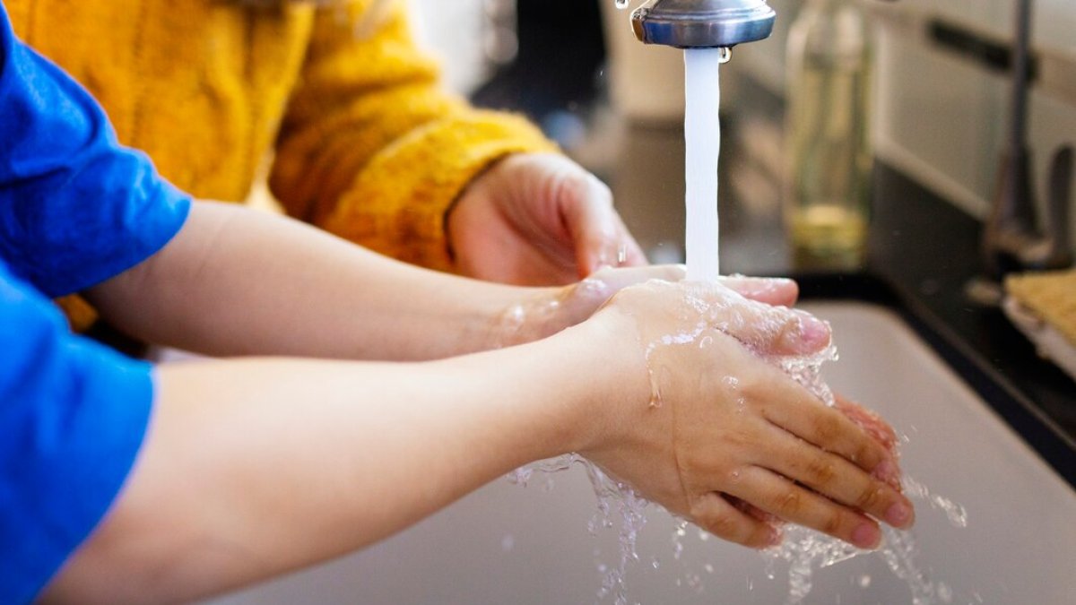 Niños lavándose las manos.