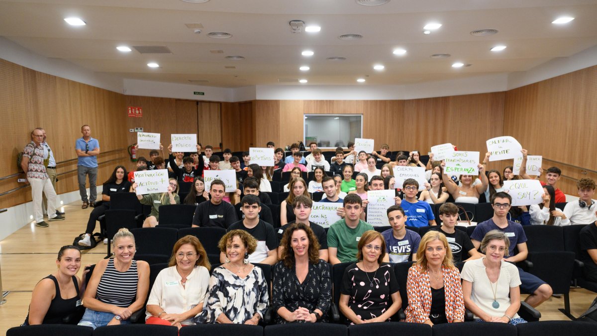 Foto de familia de participantes, ponentes y organizadores de la jornada