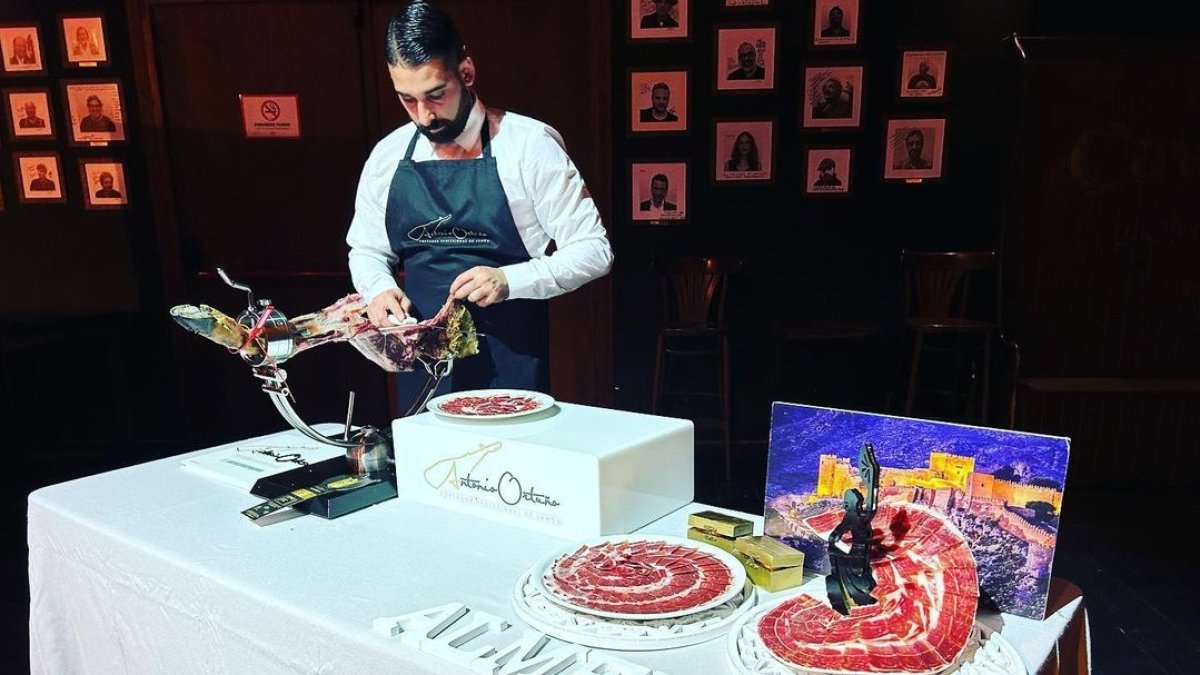Antonio Ortuño cortando jamón en una imagen de archivo.