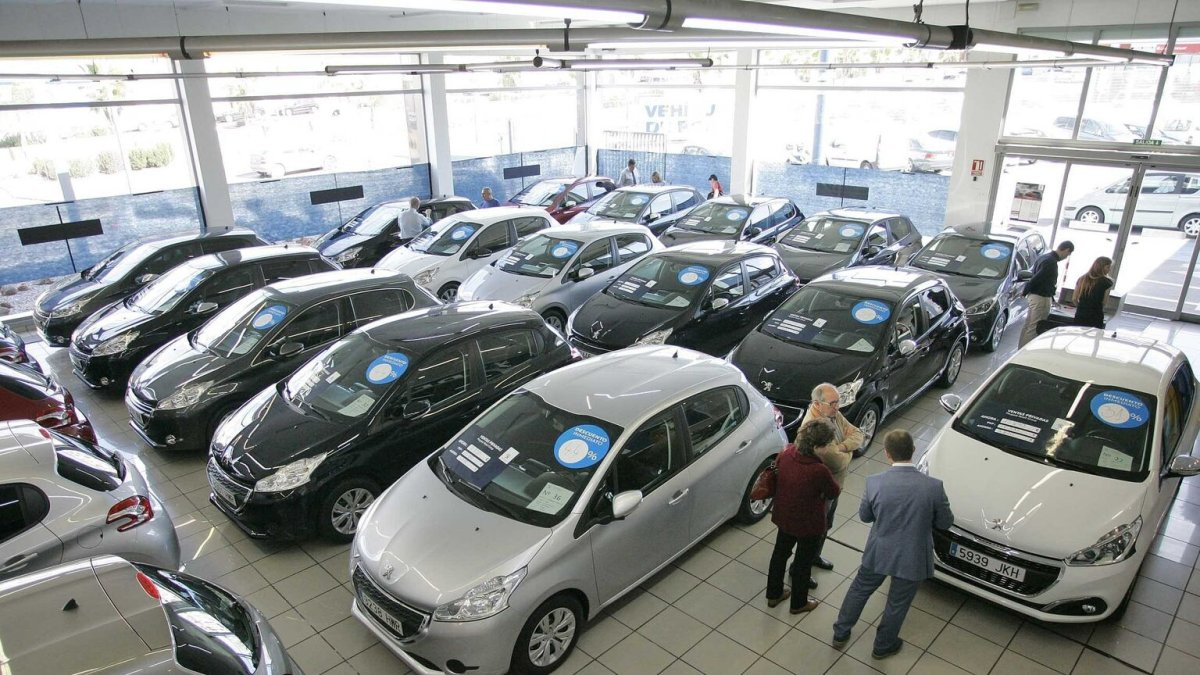 Venta de coches en un concesionario provincial.
