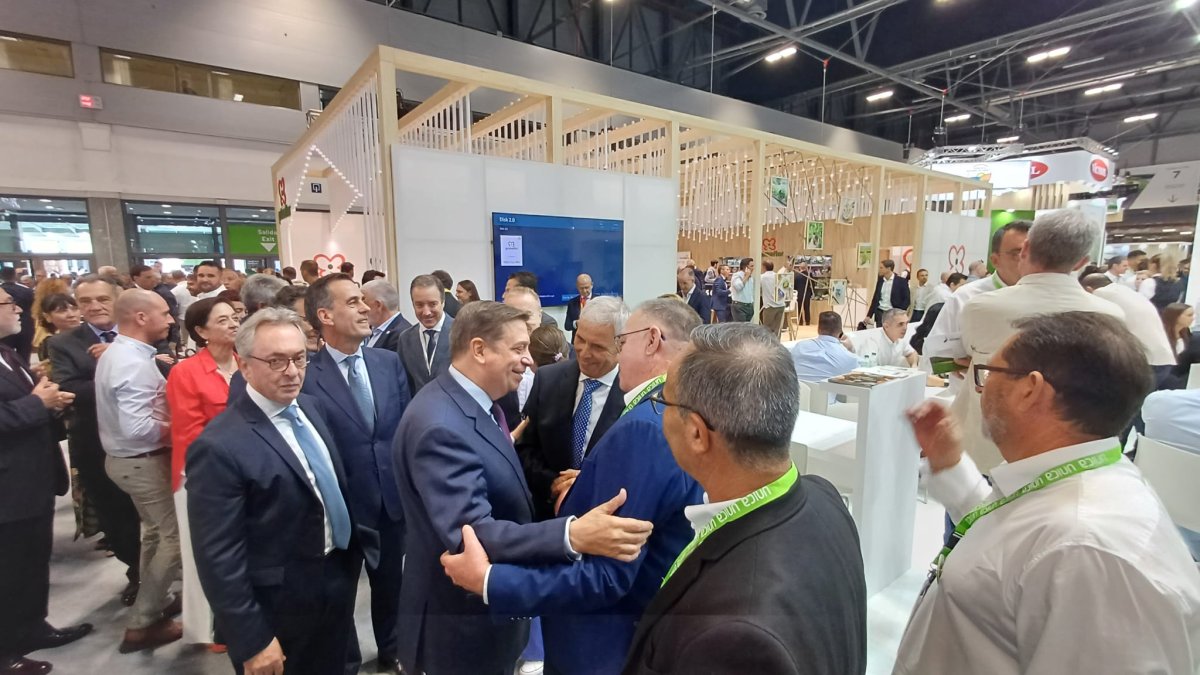 El ministro de Agricultura saluda al presidente de ÚNICA, José Martínez Portero.