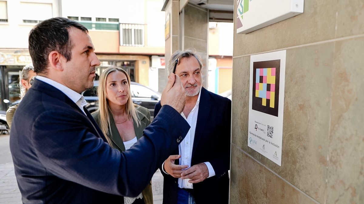 Un usuario escanea el QR de una farmacia.