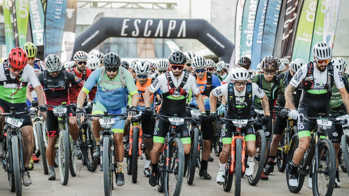 Los corredores, dispuestos para comenzar la carrera.