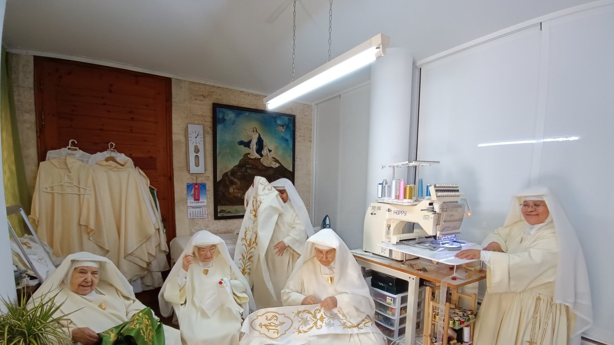 Algunas de las Esclavas del Santísimo Sacramento de la comunidad de Almería, en su trabajo como bordadoras.