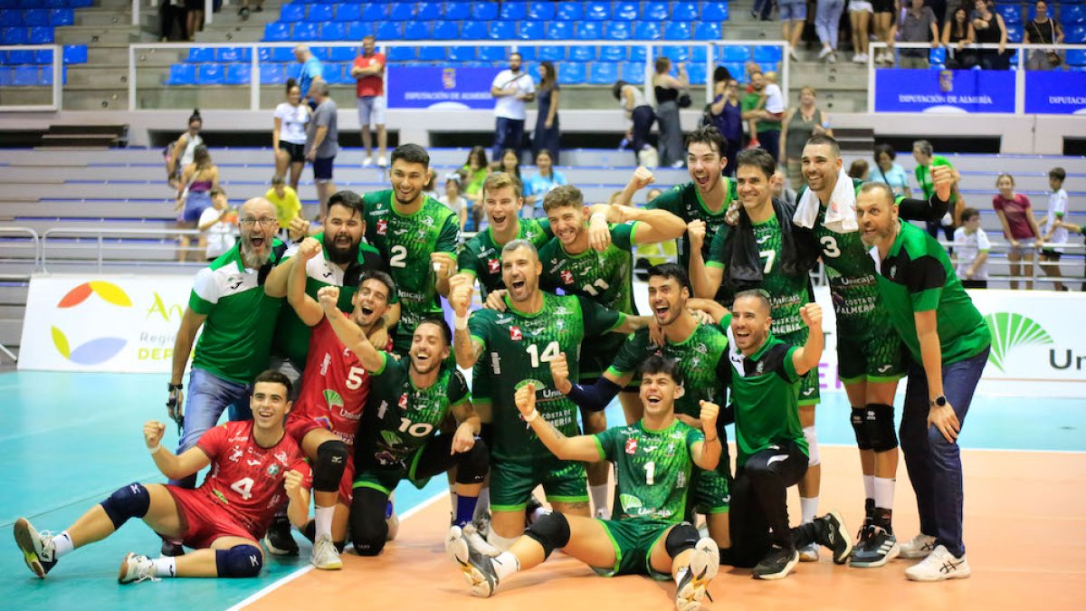 Los jugadores de Carreño celebran la primera victoria.