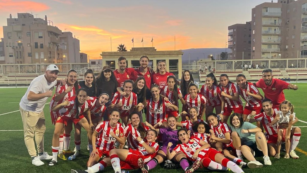 El conjunto de Pedro López celebrando la victoria en el Emilio Campra.
