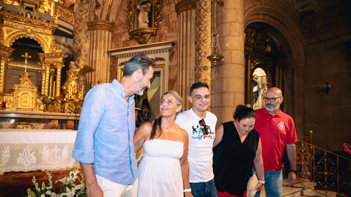 Joâo en el centro en plena ofrenda floral a la Virgen del Mar.