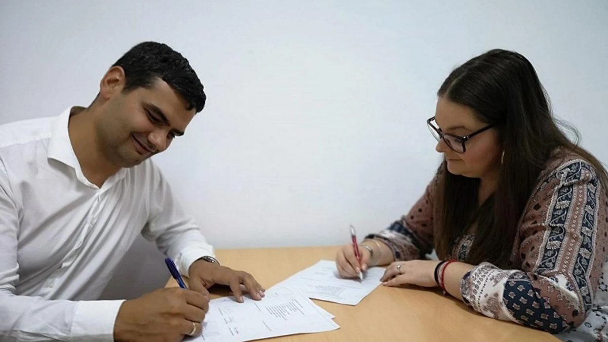 El candidato de Turre para la Gente (IU) firmando un pacto con la actual alcaldesa del PSOE años atrás.