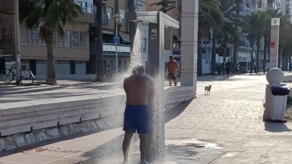 Las temperaturas de octubre siguen invitando a la gente a pasar los días en la playa.