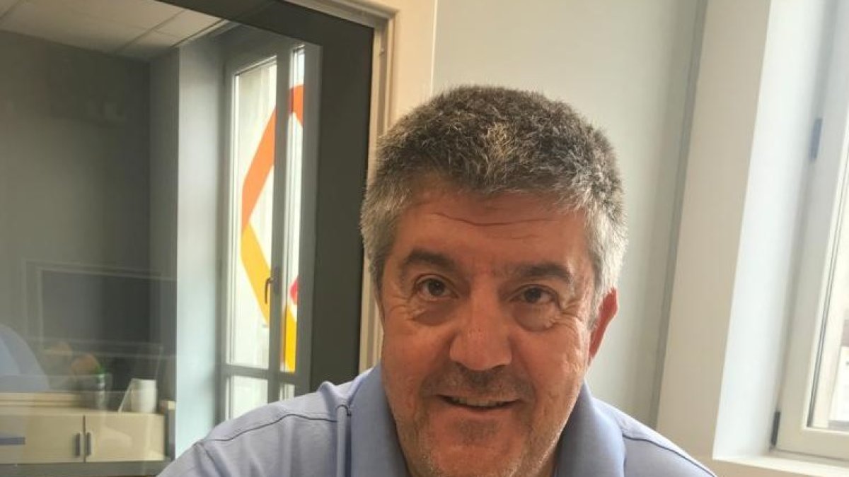 Iñigo Markinez en los estudios de Radio Bilbao-Cadena SER.